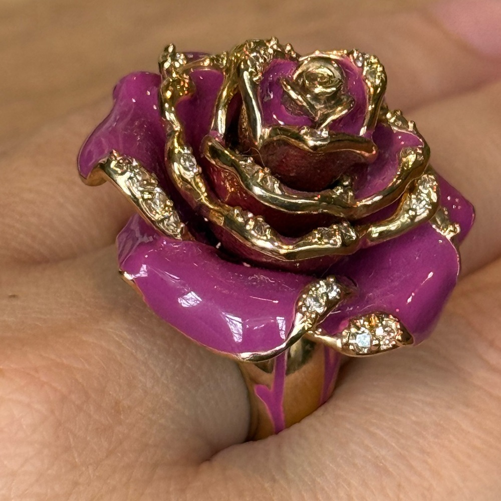 Large Chunky Enameled Rhinestone Rose‎ Cocktail Ring Sz 8 Gold Tone - Picture 5 of 6